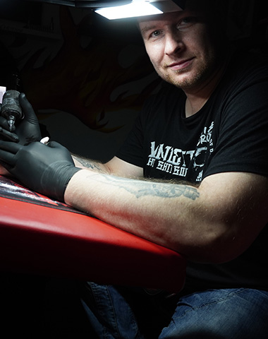 Professioneller Tätowierer Micha, Black & Grey,