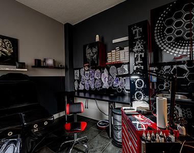 arbeitsplatz tätowierer im tattoostudio