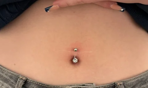 Bauchnabelpiercing mit silberfarbenem Kugelschmuck – Mahdis Piercing-Galerie, Gestochen Scharf Brandenburg