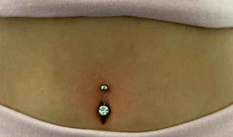 Bauchnabelpiercing mit Schmucksteinen – Mahdis Piercing-Galerie, Gestochen Scharf Brandenburg