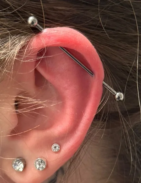 Industrial-Piercing und Ohrschmuck im Detail – Mahdis Piercing-Galerie, Gestochen Scharf Brandenburg