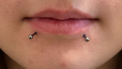 Zwei Lippenpiercings mit silberfarbenen Kugeln – Mahdis Piercing-Galerie, Gestochen Scharf Brandenburg