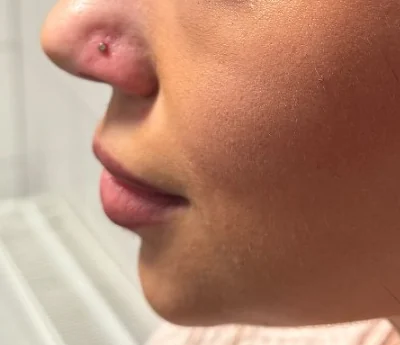 Nasenpiercing mit kleinem Stecker – Mahdis Piercing-Galerie, Gestochen Scharf Brandenburg