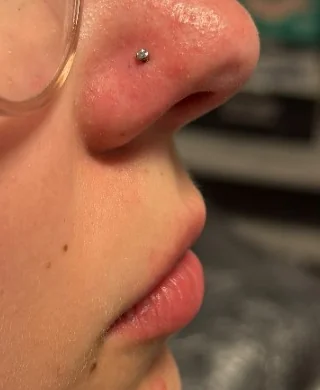 Silberfarbener Nasenstecker im Detail – Mahdis Piercing-Galerie, Gestochen Scharf Brandenburg
