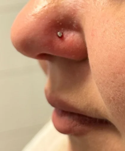 Nasenpiercing in seitlicher Detailansicht – Mahdis Piercing-Galerie, Gestochen Scharf Brandenburg