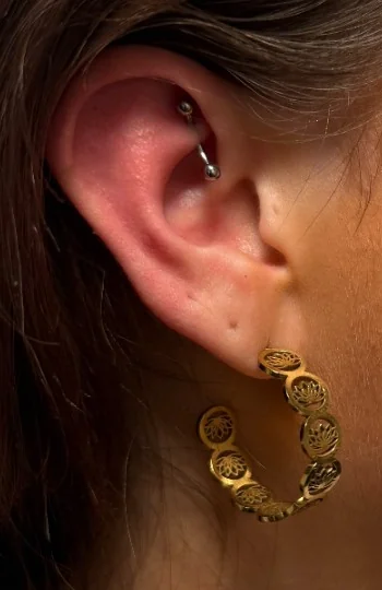 Ohrpiercing mit gebogenem Stab – Mahdis Piercing-Galerie, Gestochen Scharf Brandenburg