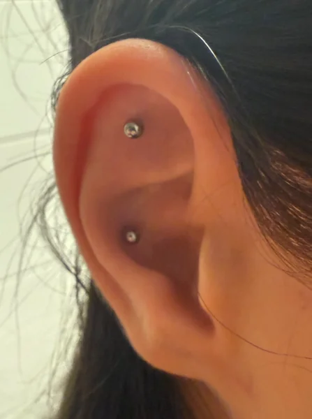 Zwei Ohrpiercings mit silberfarbenen Kugeln – Mahdis Piercing-Galerie, Gestochen Scharf Brandenburg