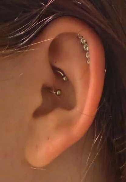 Ohrpiercings mit silberfarbenem Schmuck – Mahdis Piercing-Galerie, Gestochen Scharf Brandenburg