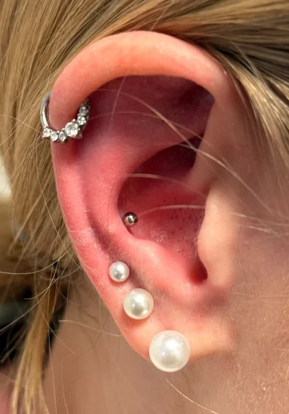 Ohrpiercings mit Ring und Kugelschmuck aus Mahdis Galerie