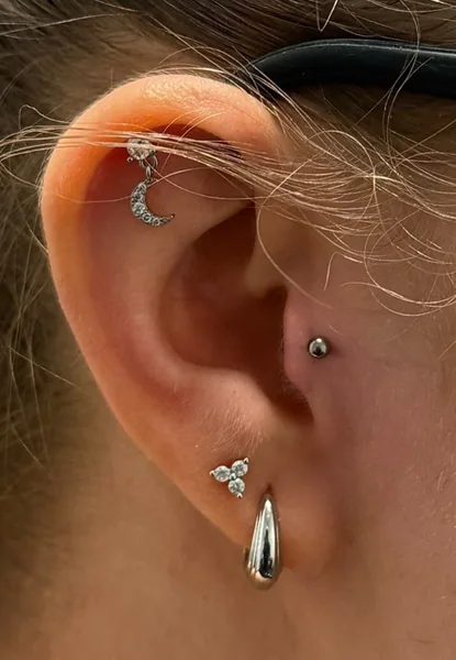 Ohrpiercings mit silberfarbenem Schmuck – Mahdis Piercing-Galerie, Gestochen Scharf Brandenburg