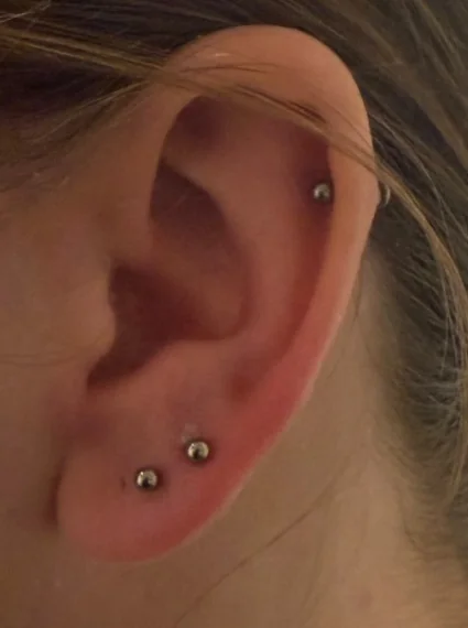 Ohrpiercings in seitlicher Detailansicht – Mahdis Piercing-Galerie, Gestochen Scharf Brandenburg