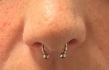 Septum mit hufeisenförmigem Schmuck – Mahdis Piercing-Galerie, Gestochen Scharf Brandenburg