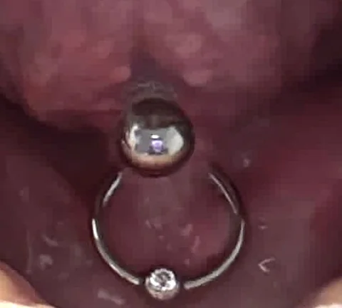 Piercingschmuck an der Zunge im Detail – Mahdis Piercing-Galerie, Gestochen Scharf Brandenburg