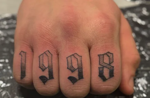 Jahreszahl 1998 auf den Fingern – Tattoo von Mahdi bei Gestochen Scharf
