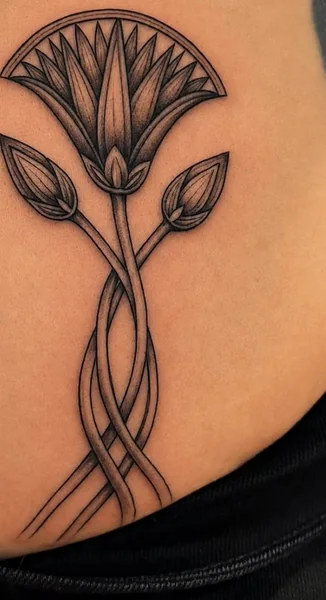 Ornamentale Blume mit verschlungenen Stielen – Tattoo von Mahdi bei Gestochen Scharf