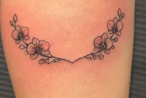 Feine Blumenranke – Tattoo von Mahdi bei Gestochen Scharf