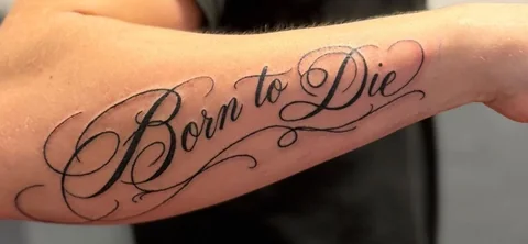 Born to Die – Schriftzug am Unterarm – Arbeit von Mahdi bei Gestochen Scharf