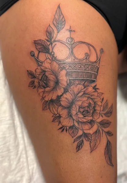 Krone mit Rose und Blättern – Tattoo von Mahdi bei Gestochen Scharf