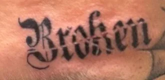 Lettering-Tattoo im Detail – Tattoo von Mahdi bei Gestochen Scharf