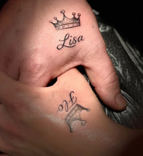 Kronen und Namen als Partnertattoos – Tattoo von Mahdi bei Gestochen Scharf