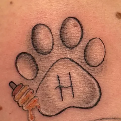 Pfotenmotiv mit Initiale – Tattoo von Mahdi bei Gestochen Scharf