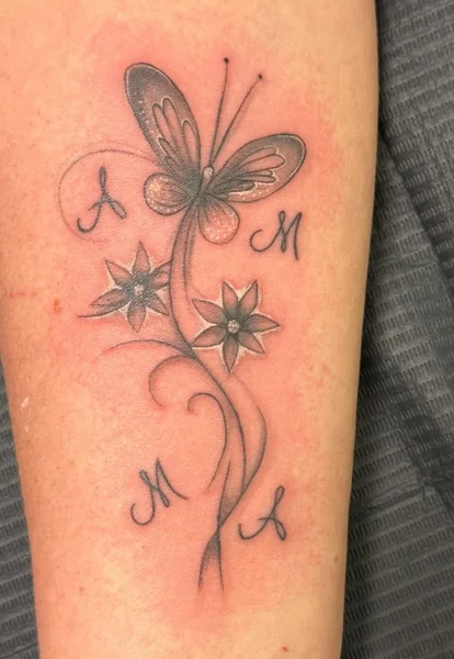 Schmetterling mit Blumen und Initialen – Tattoo von Mahdi bei Gestochen Scharf