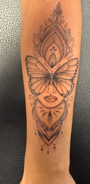Schmetterling mit ornamentalem Motiv – Tattoo von Mahdi bei Gestochen Scharf