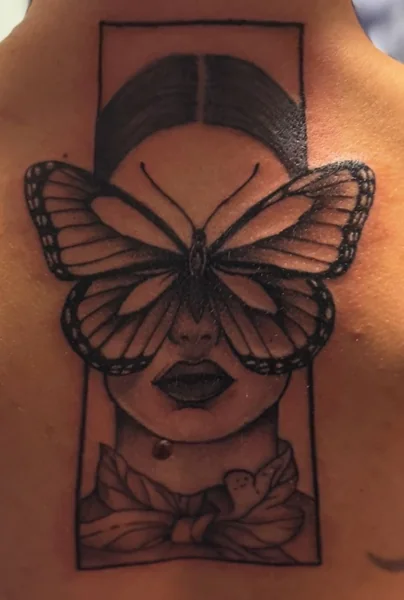 Portrait mit Schmetterling am Rücken – Tattoo von Mahdi bei Gestochen Scharf