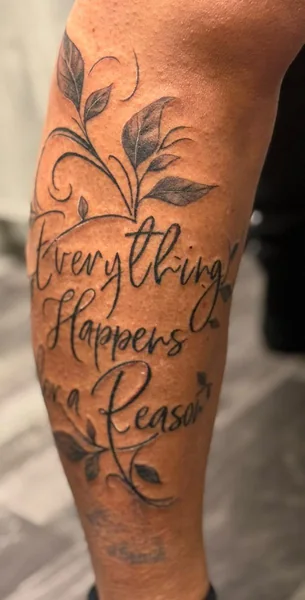 Schriftzug mit Blättern – Tattoo von Mahdi bei Gestochen Scharf