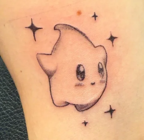 Kleine Figur mit Sternen – Tattoo von Mahdi bei Gestochen Scharf
