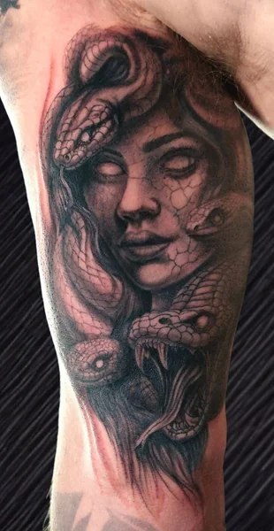 Medusa mit Schlangen in Black and Grey – Tattoo von Micha bei Gestochen Scharf