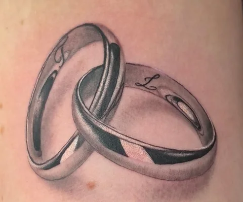 Zwei ineinander verschlungene Ringe – Tattoo von Micha bei Gestochen Scharf