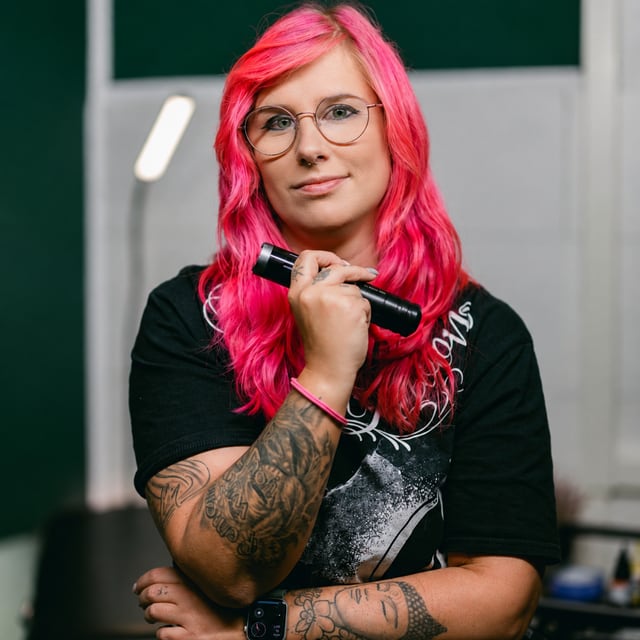 Nancy – Tattoo-Auszubildende bei Gestochen Scharf in Brandenburg