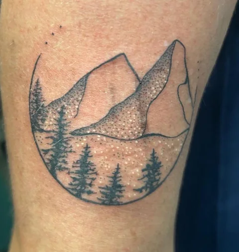 Berglandschaft mit Nadelbäumen – Tattoo von Nancy bei Gestochen Scharf