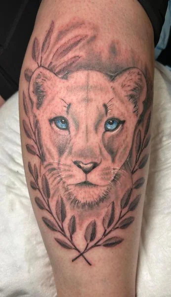 Löwenmotiv mit Blättern – Tattoo von Nancy bei Gestochen Scharf