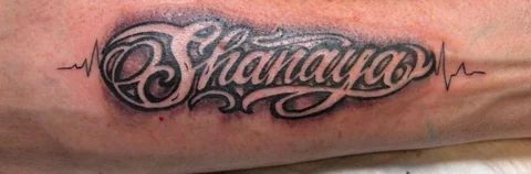 Namensschriftzug mit Herzschlaglinie – Tattoo von Nancy bei Gestochen Scharf