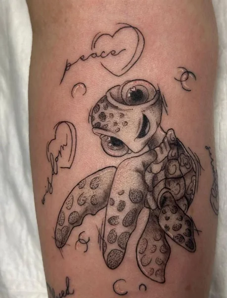 Schildkröten-Tattoo mit kleinen Symbolen – Tattoo von Nancy bei Gestochen Scharf