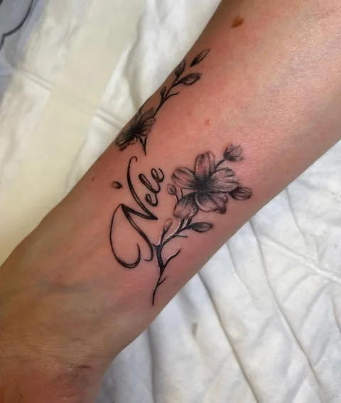Schriftzug mit Blumen – Tattoo von Nancy bei Gestochen Scharf