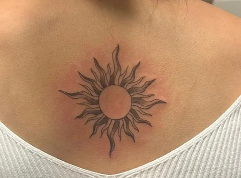 Sonnen-Tattoo am oberen Rücken – Tattoo von Nancy bei Gestochen Scharf
