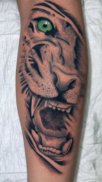 Tiger-Tattoo mit grünem Auge – Arbeit von Nancy bei Gestochen Scharf