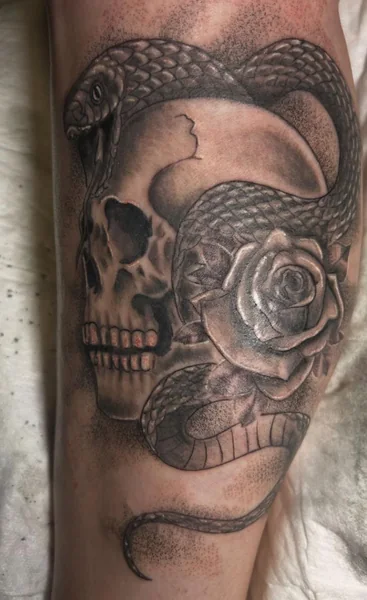 Totenkopf mit Rose und Schlange – Tattoo von Nancy bei Gestochen Scharf