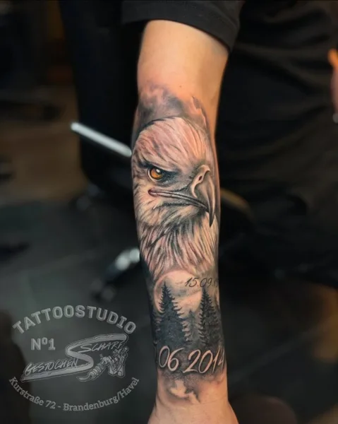 Adler mit Waldmotiv am Unterarm – Tattoo von Stephan bei Gestochen Scharf in Brandenburg