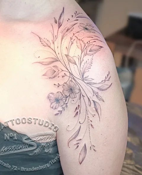 Feines Blumenmotiv an der Schulter – Tattoo von Stephan bei Gestochen Scharf