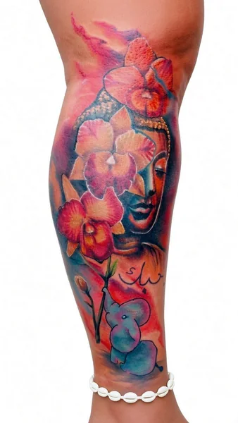 Farbiges Frauenporträt mit Blüten – Tattoo von Stephan bei Gestochen Scharf