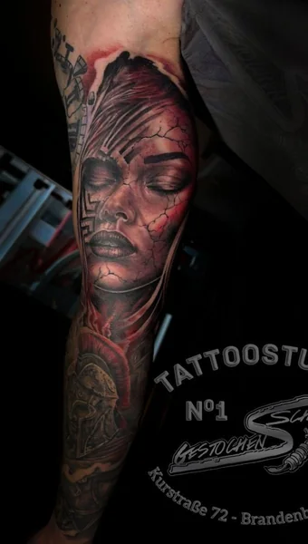 Dunkles Frauenporträt am Arm – Tattoo von Stephan bei Gestochen Scharf