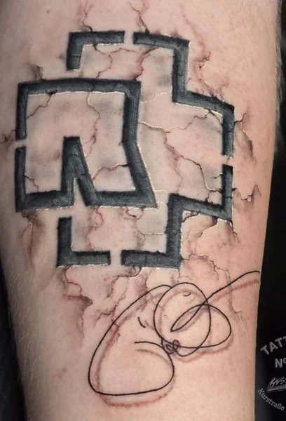 Rammstein-Symbol mit plastischem Effekt – Tattoo von Stephan bei Gestochen Scharf