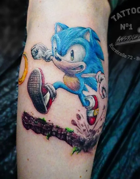 Sonic als farbiges Comic-Tattoo – Tattoo von Stephan bei Gestochen Scharf
