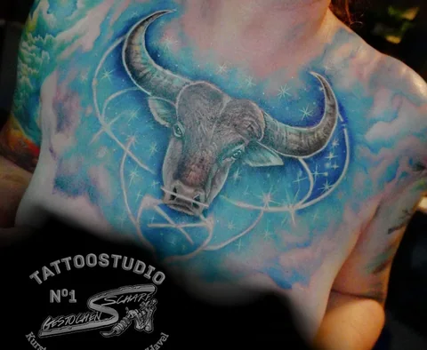 Stierschädel vor blauem Hintergrund – Tattoo von Stephan bei Gestochen Scharf